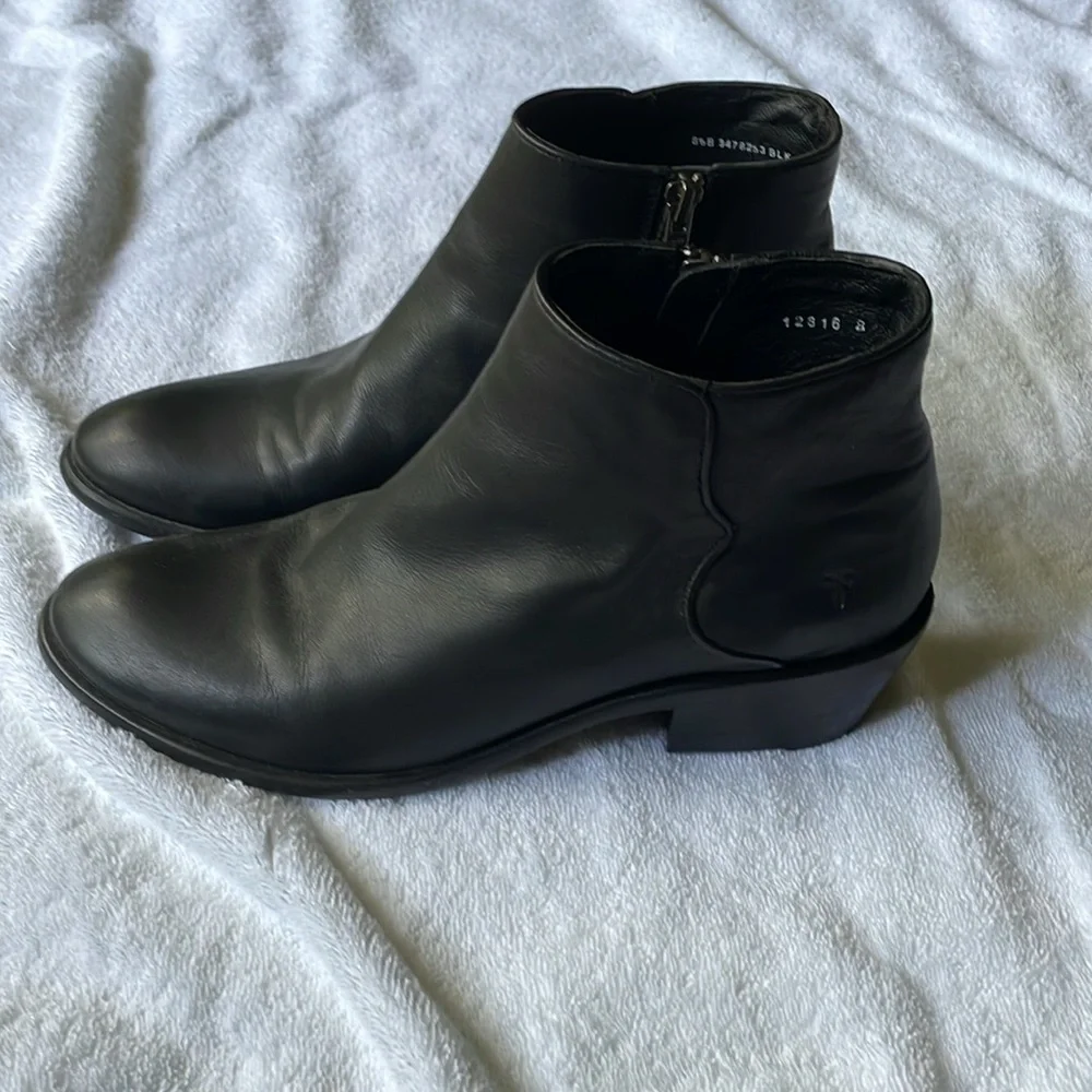 FRYE Carson Piping Bootie Like New!! Black Size 8 1/2